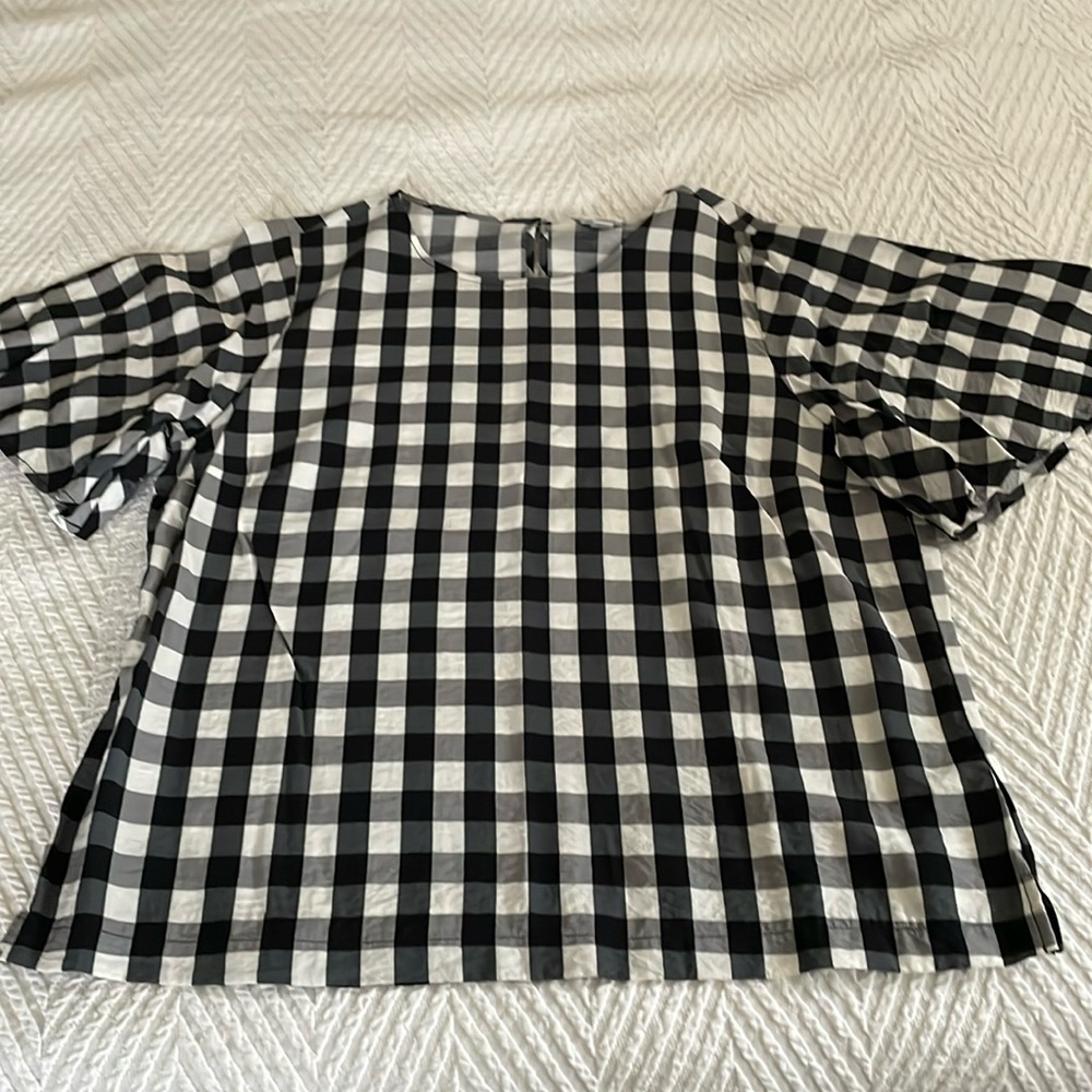 A New Day adorable gingham flutter sleeved blouse.